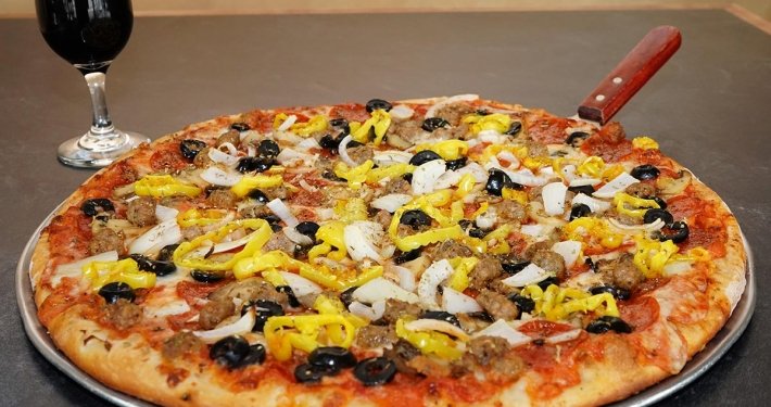 Specialty Pizza - Buzzy's